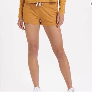 Vuori Women's Halo Performance Athletic Shorts in Flax Heather Gold Medium